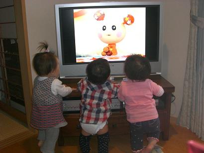 テレビ見る子供たち